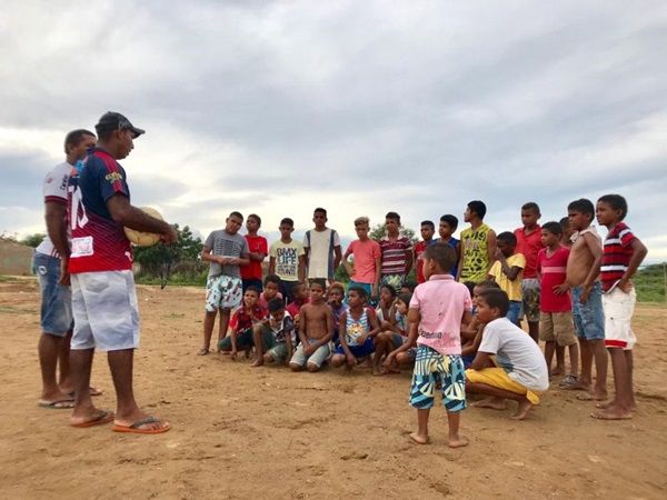 Quilombolas criam escolinha de futebol como alternativa para inclusão de crianças na escola, em Diamante