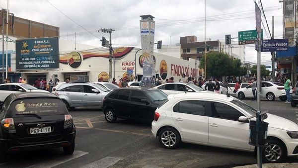 Vídeo: Taxistas fazem protesto e fecham centro de Patos na manhã desta quarta (13)