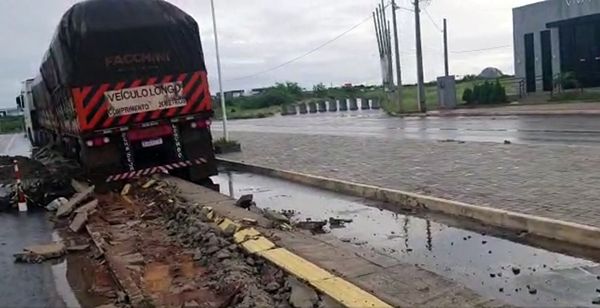 VÍDEO: caminhoneiro destrói calçada na Alça Sudeste, em Patos, ao subir com carreta que pesa cerca de 60 toneladas