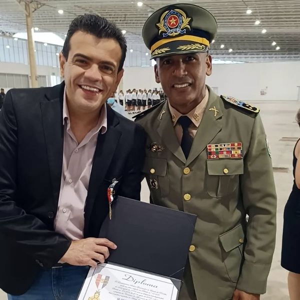 Apresentador ‘ERLY DO POVO’ é homenageado com mais alta comenda da Polícia Militar da Paraíba; veja