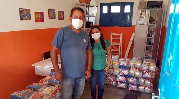 Prefeitura de São José de Espinharas entrega 100 cestas básicas a famílias carentes do município