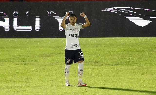 Romero decide, Corinthians goleia