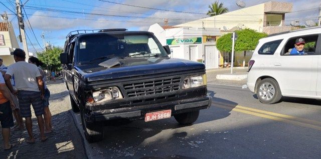 Carro sem freio se envolve em acidente no centro de Catingueira e deixa duas pessoas  feridas