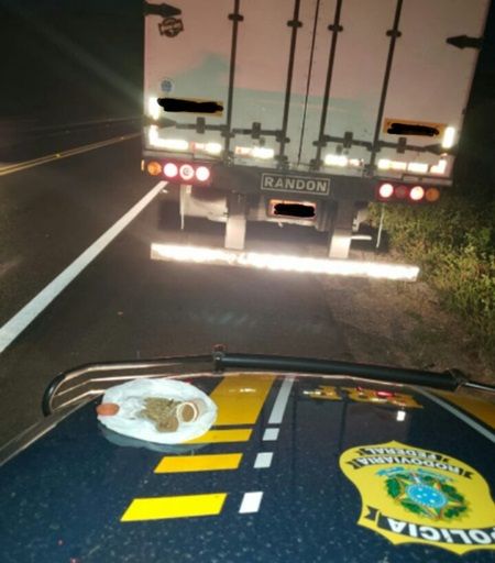 Na Região de Patos: PRF autua caminhoneiro por posse de drogas, após este realizar ultrapassagem irregular