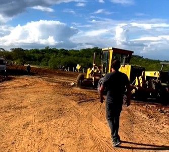 Prefeito de S.J de Espinharas, Netto Gomes, comemora início das obras da estrada em asfalto que liga o município à BR-110; vídeo