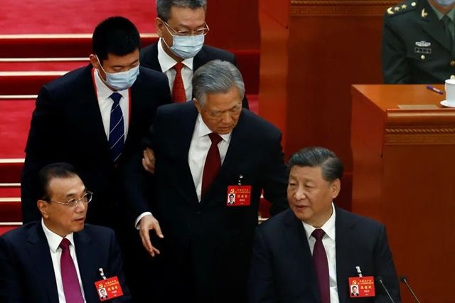 VÍDEO: Ex-presidente da China é escoltado para fora do Congresso do Partido Comunista