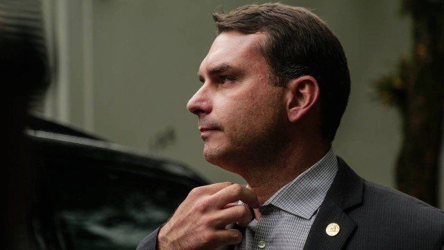 Justiça pede notas fiscais de Flávio Bolsonaro e amplia quebra de sigilo