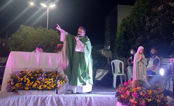 Multidão de católicos participa da missa celebrada por Padre Fabrício, em Santa Terezinha; veja vídeo e fotos
