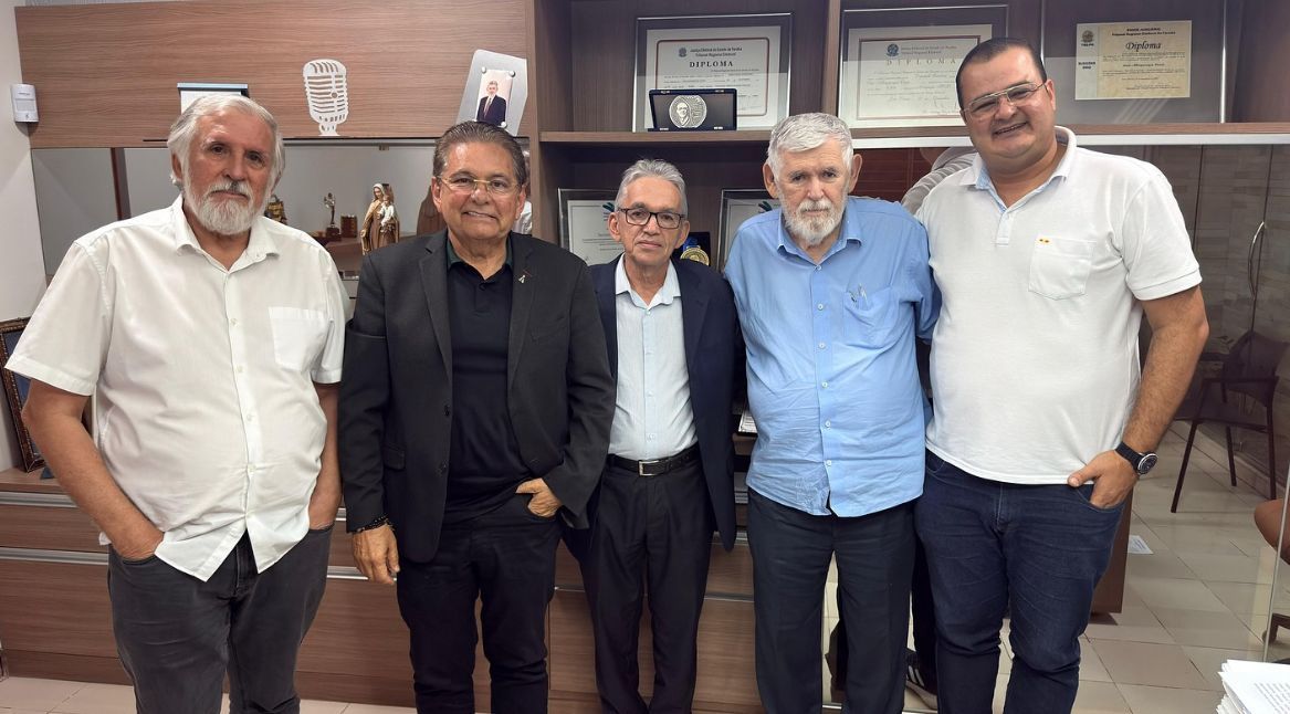 Após reunião com deputado Luiz Couto, Adriano Galdino fica com pé no PT para disputar governo do estado; veja