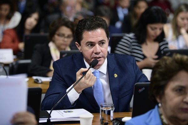 Comissão do Senado aprova projeto de Veneziano que proíbe taxa diferenciada por curso, em inscrição para vestibular