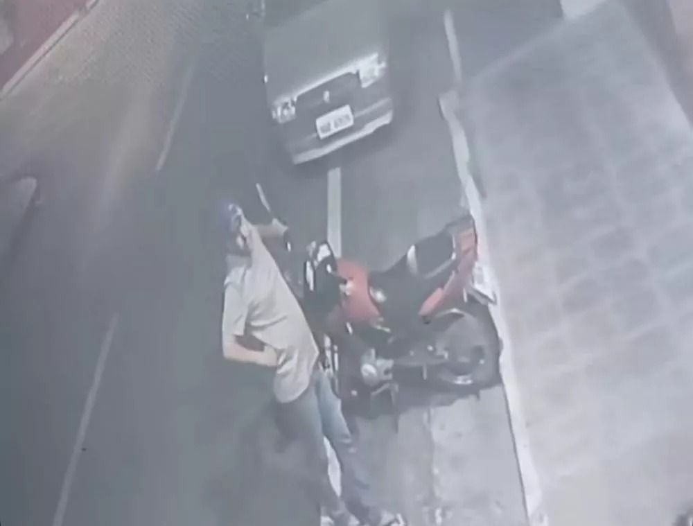 Criminoso rouba bolsa de dentro de carro no centro de Patos; Veja imagens