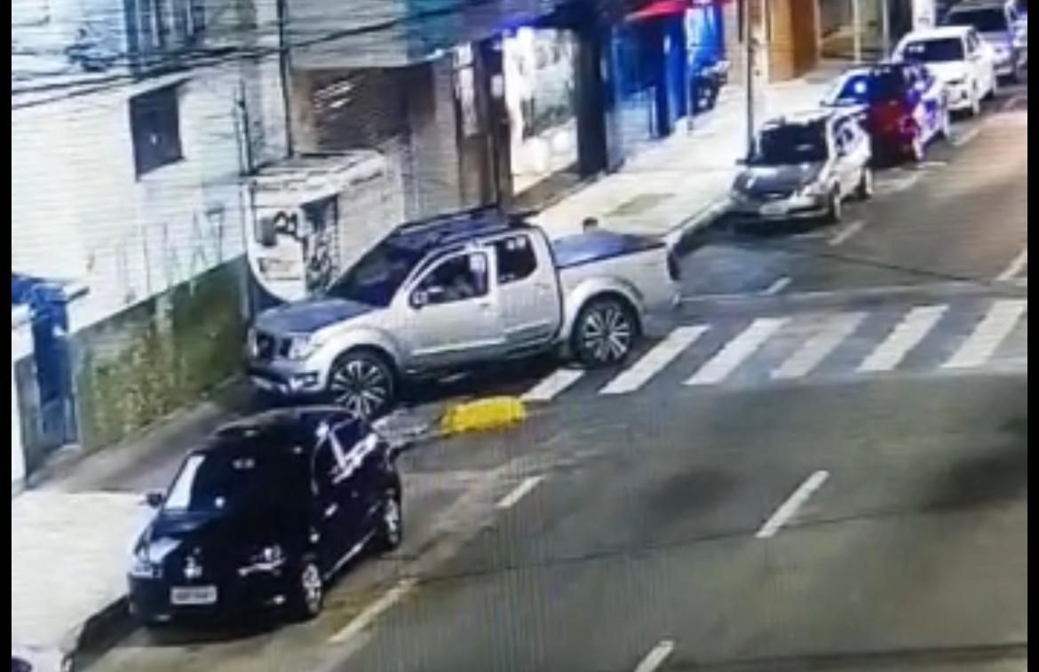 Desrespeito: motorista estaciona carro em faixa de  pedestre na calçada da Rádio Arapuan de Patos; Sttrans autua condutor; vídeo