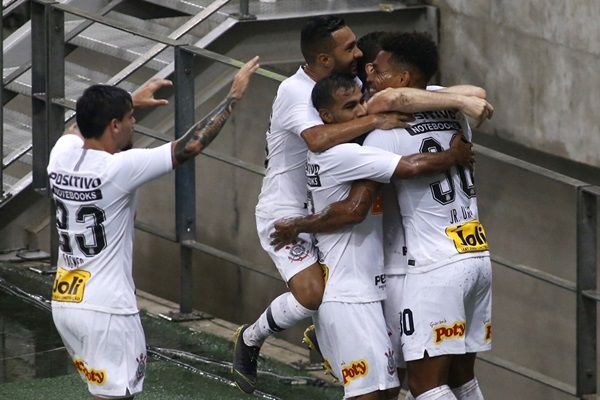 Corinthians faz seu melhor jogo na Copa do Brasil e evolui em momento de definições