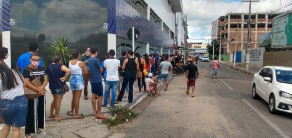 Grande fila é registrada na agência da Caixa em Patos