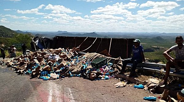 Caminhão carregado de água sanitária tomba na Serra de Teixeira