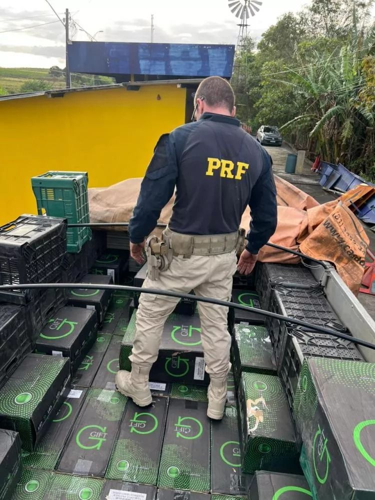 PRF apreende carga de mais de 84 mil maços de cigarros contrabandeados na BR-230, na Paraíba