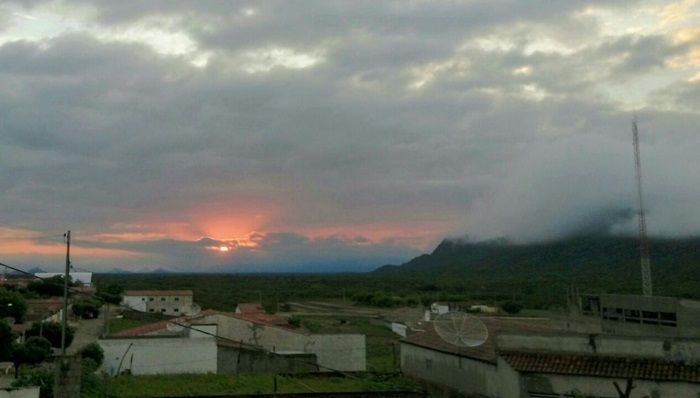 Chove  22 mm na cidade de Santa Terezinha-PB, na noite desta segunda-feira  (11)