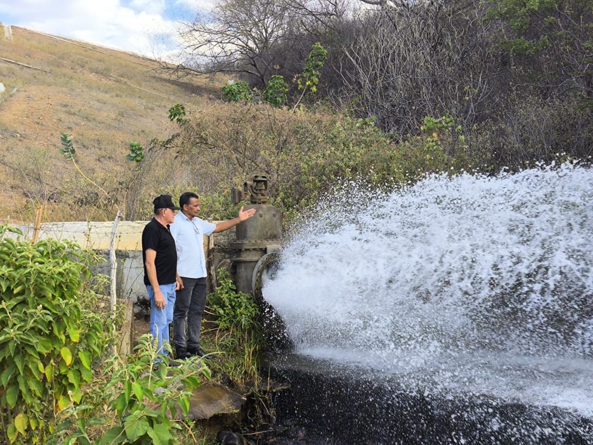 Vitória parcial: Após muita cobrança dos vereadores, AESA fecha parte da comporta do Açude do Cego, em Catingueira; vídeo e fotos