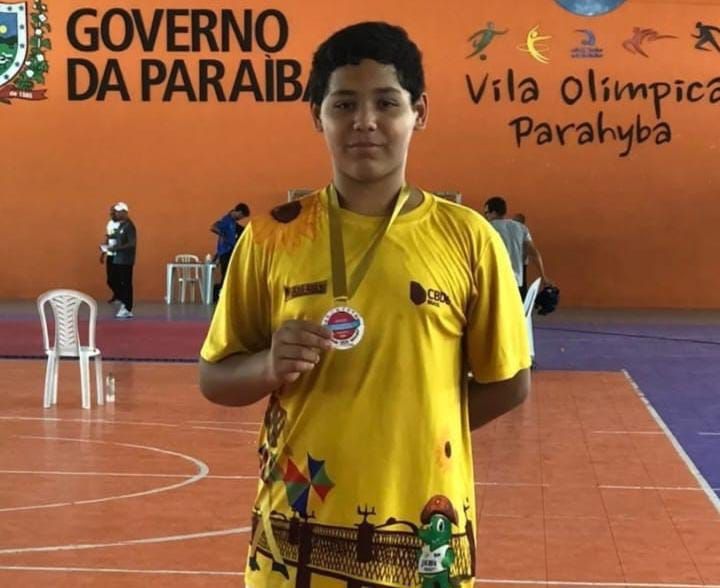 Mãe de campeão de karatê faz apelo ao prefeito de Patos, Nabor, para custear material esportivo para atleta não perder competição em MG; ouça