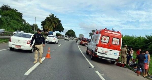 Ciclista morre na Paraíba após moto bater de frente em ultrapassagem pelo acostamento