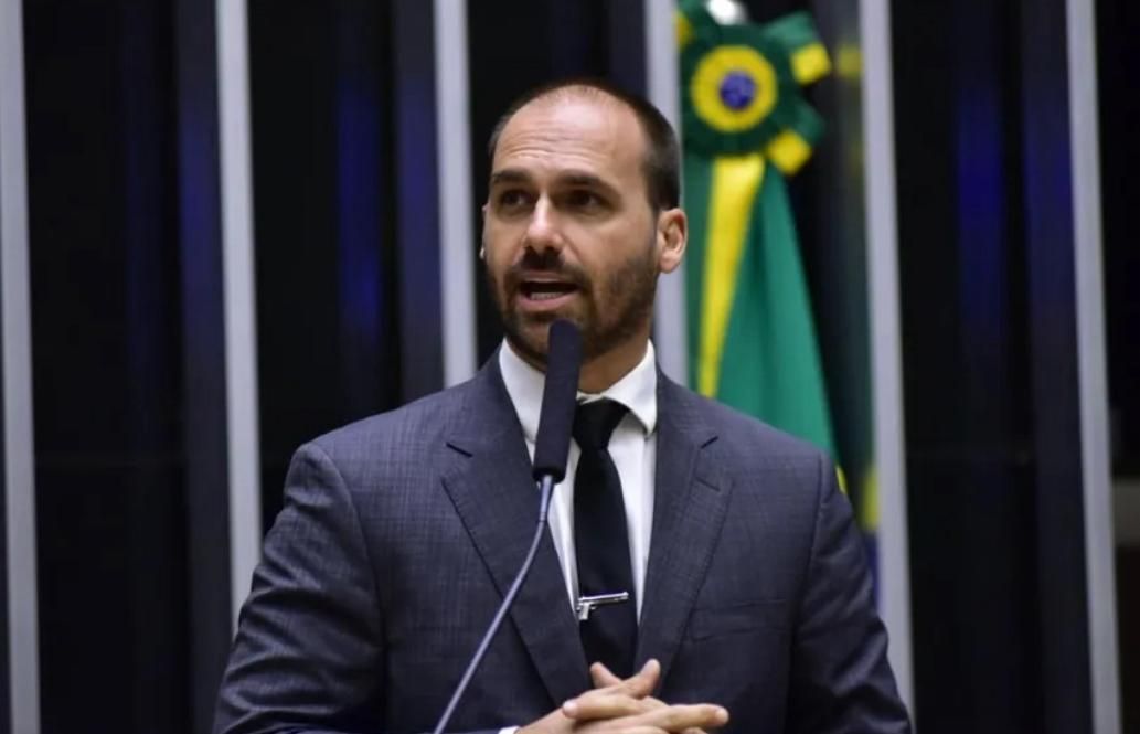 Após fim da licença, Eduardo Bolsonaro diz que não renuncia e desafia STF: “Levo o mandato por mais três meses”