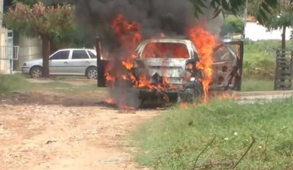 Fogo destrói carro na manhã deste sábado (16) em Patos