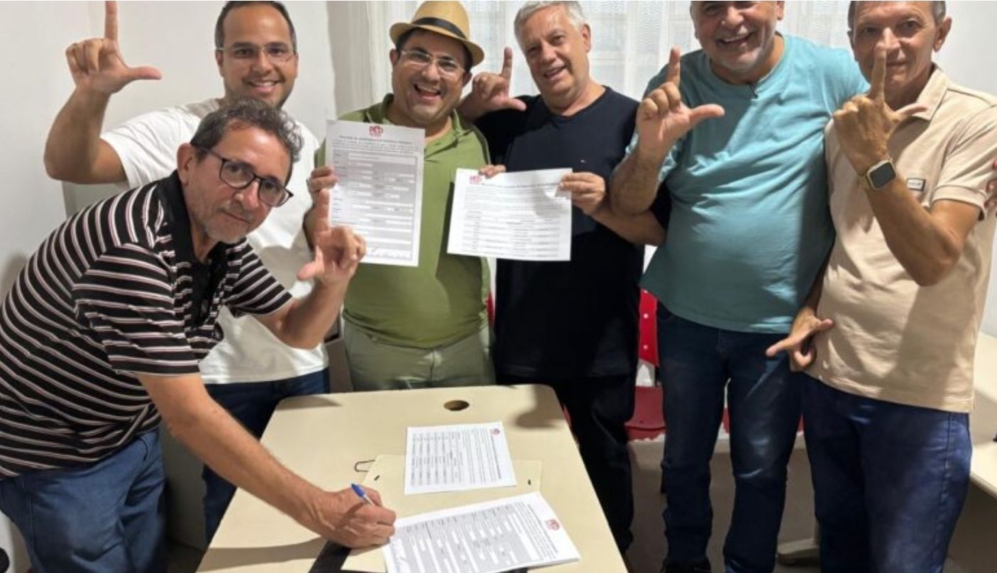 Carlinhos Guedes inscreve candidatura à presidência do PT estadual na sede do partido em João Pessoa