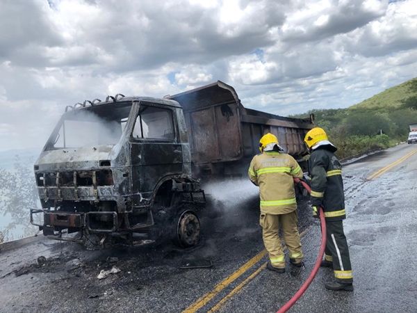 Caçamba que pegou fogo na Serra de Teixeira, nesta segunda (30), carregava material para asfaltamento; Tenente Aurélio conta detalhes