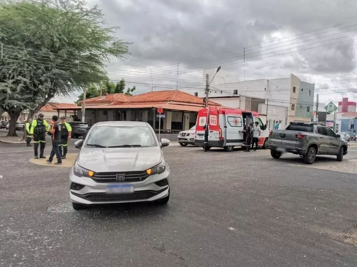 Colisão entre carros em cruzamento próximo ao Cristo Rei assusta moradores e mobiliza SAMU em Patos