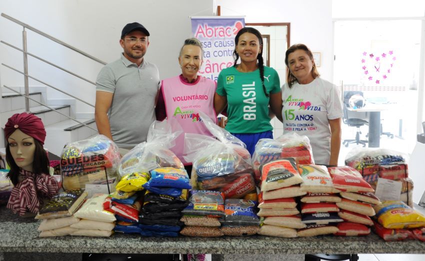 Em Patos, evento mundial com ultramaratonistas arrecada alimentos que foram doados para Casa de Apoio ao Portador de Câncer