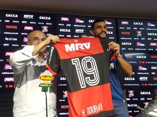 Dourado veste a 19 do Flamengo e evita polêmica com Flu: \'\'Uma nova história