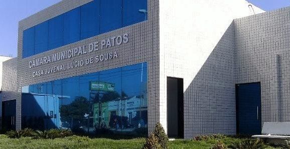 Radialista de Patos afirma: “quem manda na cidade são os vereadores, o prefeito é submisso” 