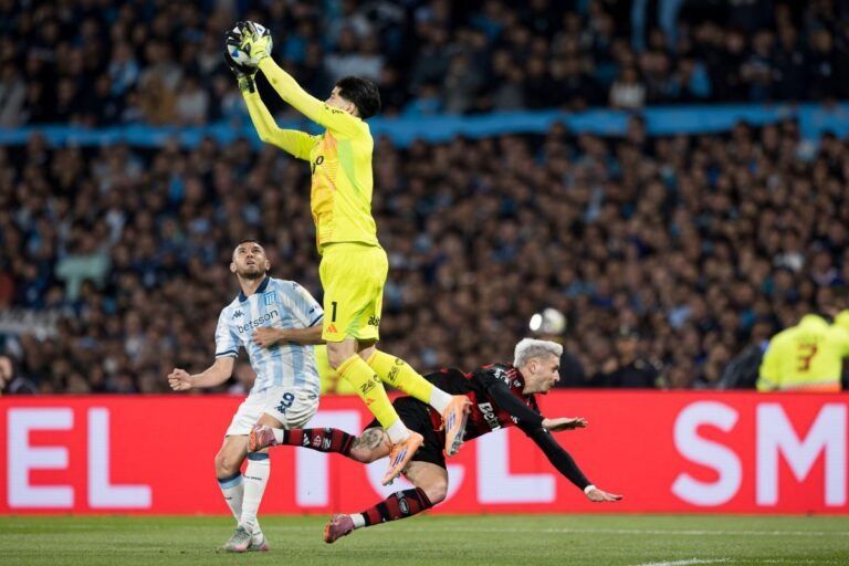 Flamengo tem jogador expulso, sofre, empata com o Racing e se classifica para a final da Libertadores