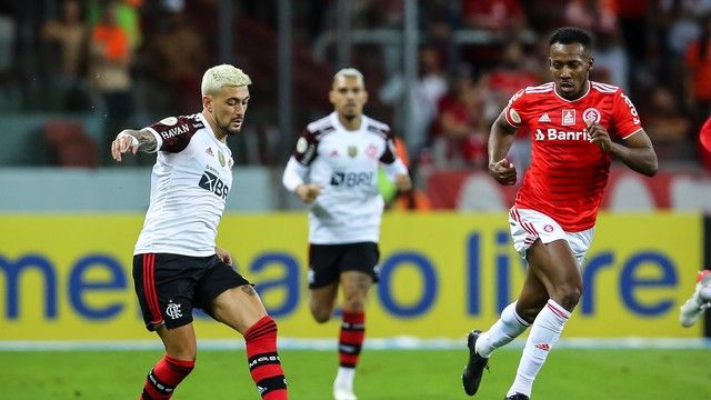 Flamengo perde na estreia de Dorival e volta para o Rio sob protestos da torcida