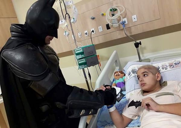 Conheça a história do Batman brasileiro, o salvador de crianças