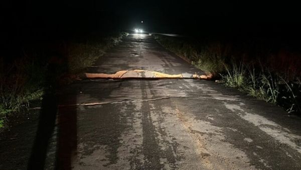 Rodovia que liga Paraíba ao Ceará se parte após grande chuva; Veja