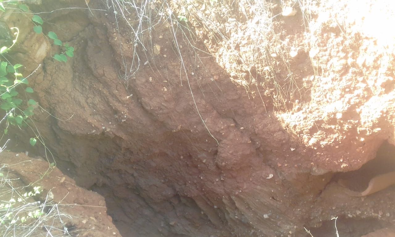 População de Santana dos Garrotes pede conserto do balde do Açude de Queimadas que apresenta inúmeras crateras; vídeo e fotos