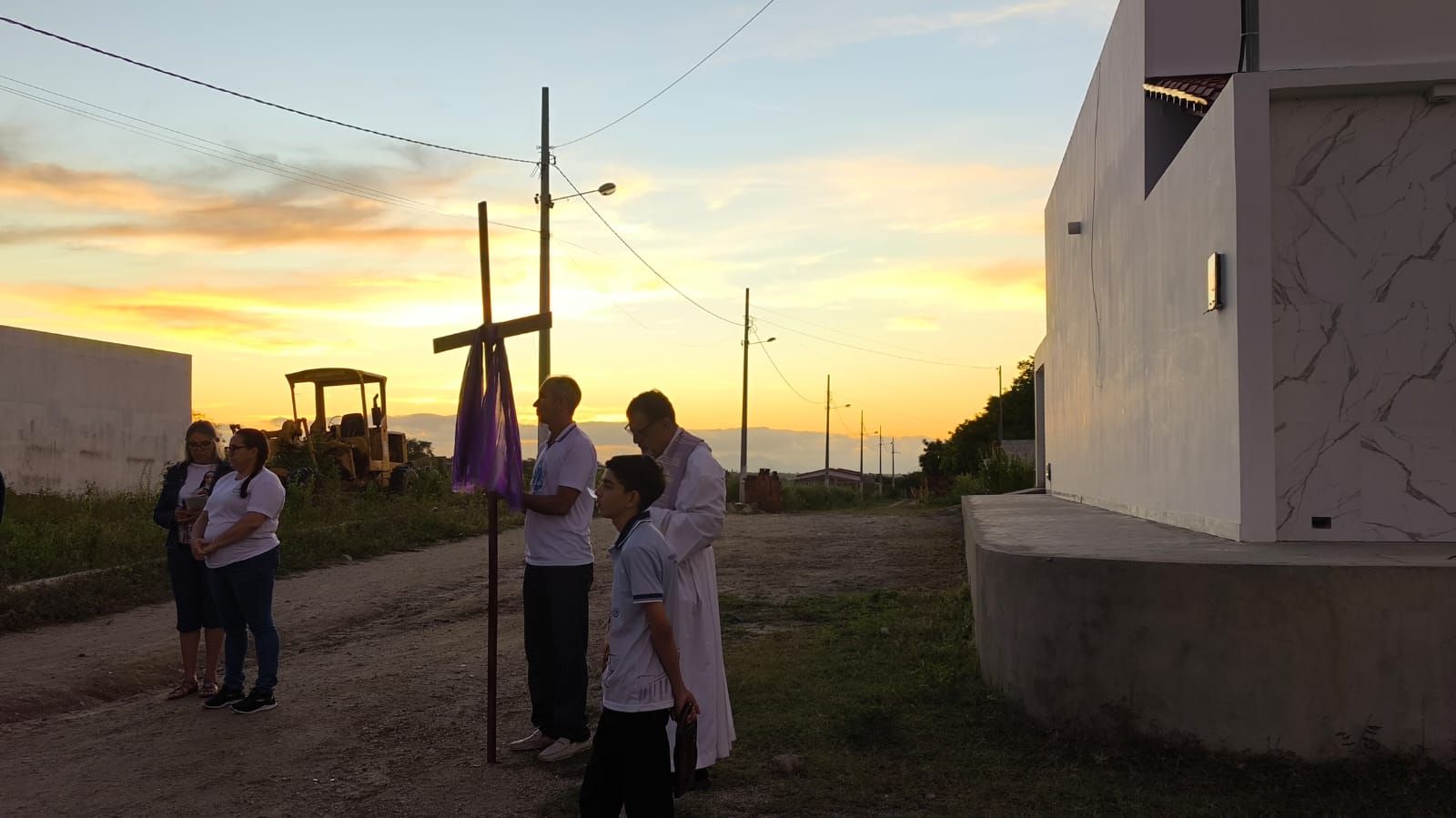 Fieis do município de Santa Terezinha realizam caminhada ao Açude Primavera para celebrar a Via Sacra nesta Sexta-feira da Paixão; veja fotos e vídeos 