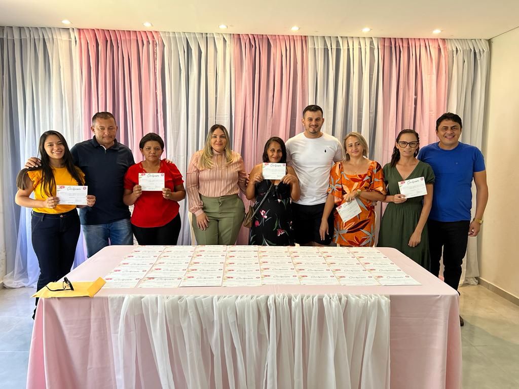 Prefeitura de Catingueira realiza curso de flores artificiais para população e entrega certificados; vídeo e fotos