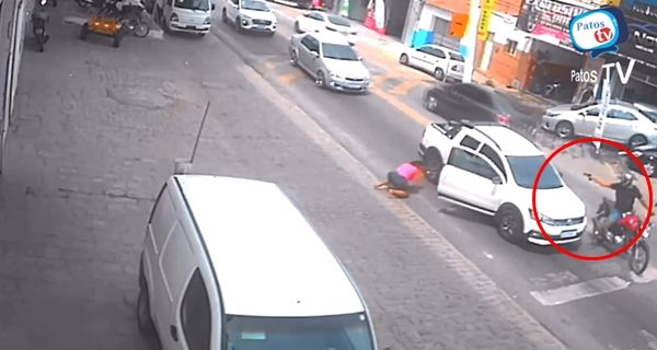 Vídeo mostra momento em que bandido dispara cerca de 15 tiros contra homem em Patos