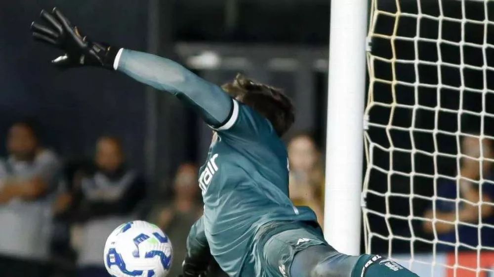 Vasco flerta com \'zebra\' após sofrer gol no último minuto, mas vê Léo Jardim salvar nos pênaltis contra Operário e avança na Copa do Brasil