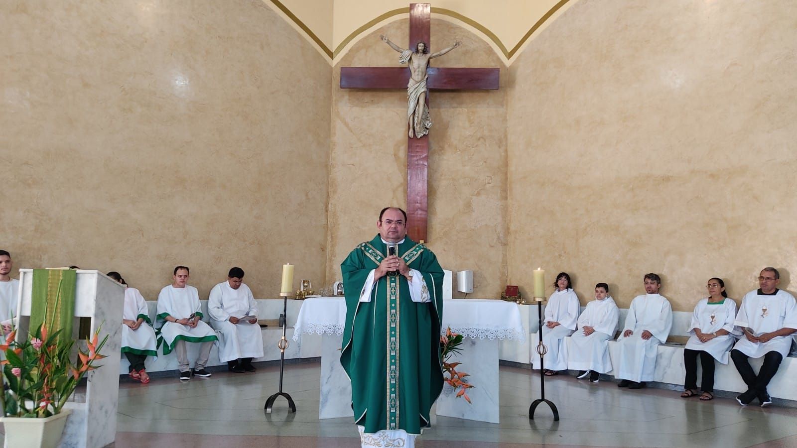 Padre Joácio celebra Missa de despedida da Paróquia de Santa Terezinha; veja fotos
