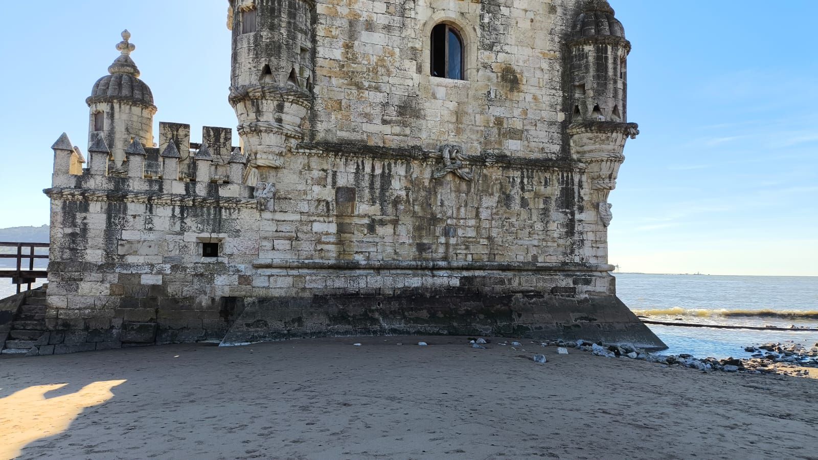 Brasileiros conhecem as belezas da Torre de Belém e do Centro comercial de Lisboa, em Portugal; vídeo e fotos