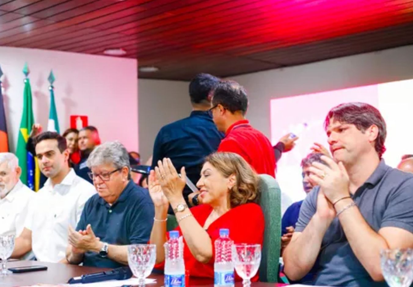 Léo Bezerra ratifica apoio a João Azevêdo, mas não repete gesto a Lucas Ribeiro; veja