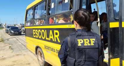 PRF apreende ônibus escolar com excesso de estudantes na PB