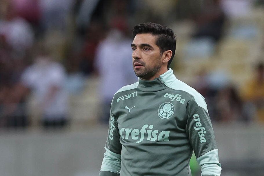 Abel Ferreira se vê acuado com arbitragem no Palmeiras e muda tom para evitar confronto