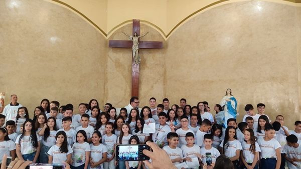 Bênção: 72 crianças vivenciam 1ª Eucaristia na Paróquia de Santa Terezinha; vídeo e fotos