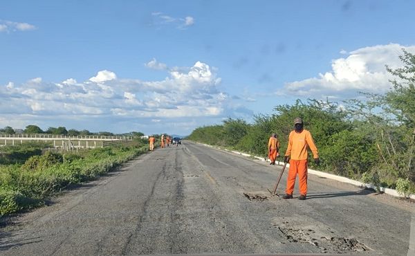 Após chuvas, pedras despencam na Serra de Teixeira, e buracos na PB-262 causam danos a motoristas; DER já está no local