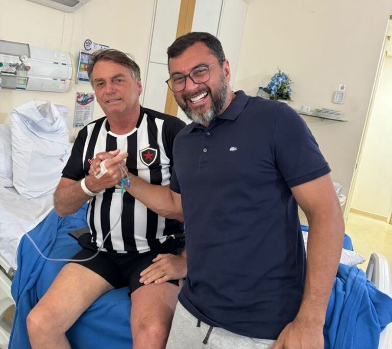 Bolsonaro usa camisa do Botafogo da Paraíba durante internação em hospital de Manaus