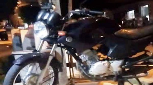 Ladrão audacioso furta motocicleta de estacionamento e ninguém percebe qualquer movimentação estranha; polícia investiga imagens